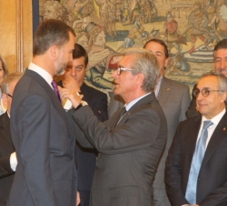 Don Felipe recibe de manos del alcalde de Tarragona la insignia de los "Juegos del Mediterráneo 2017"